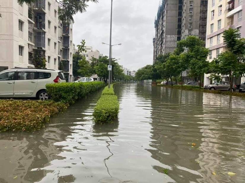 জলযন্ত্রনায় জেরবার ছিল রাজারহাটের সাপুরজি পালনজি আবাসন চত্বর। নজিরবিহীন ভাবে জল জমে যায় গোটা এলাকায়। 
