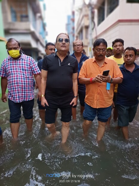 মদন মিত্রের কথায়, “সমস্যা মেটাতে হলে ড্রেজিং করতে হবে। উঁচু করতে হবে রাস্তাও। আর এই কাজ করতে হলে টানা তিনমাস রাস্তা বন্ধ রাখতে হবে। এটা করলে এলাকার মানুষের রুটিরুজি বন্ধ হয়ে যাবে।” তিনি আরও জানান, “মমতা বন্দ্যোপাধ্যায়ের সরকার এই পরিস্থিতির উপর নজর রাখছেন। তিনি বারাকপুরের সমস্যা সমাধানের জন্য দু’শো কোটি টাকা বরাদ্দ করেছেন।”