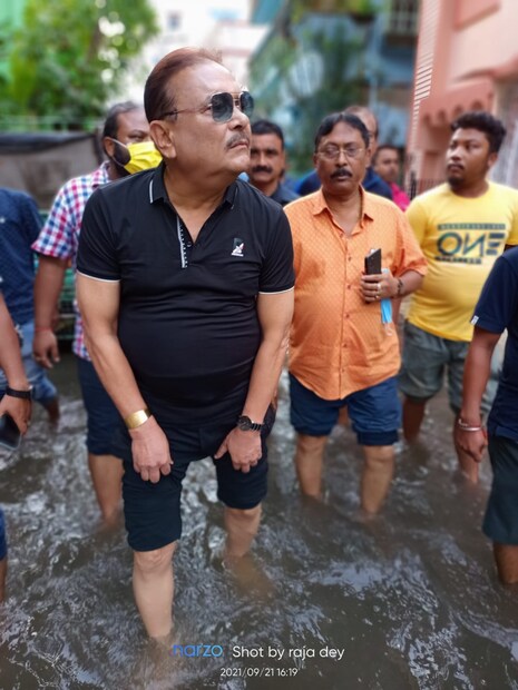 জলমগ্ন কামারহাটির এই সমস্যা নিয়ে মদন মিত্র বলেন, “দীর্ঘদিনের সমস্যা এটা। আমি একদিনে সমস্যা মেটাতে পারব না। মানুষ বুঝতে পেরেছে এই সমস্যা নিয়ে মমতা বন্দ্যোপাধ্যায়ের সরকারের কিছু করার নেই। পুর কর্তৃপক্ষেরও কিছু করার নেই।” সমস্যা সমাধানের উপায়ও অবশ্য নিজের মতো করেই বাতলে দেন বিধায়ক।