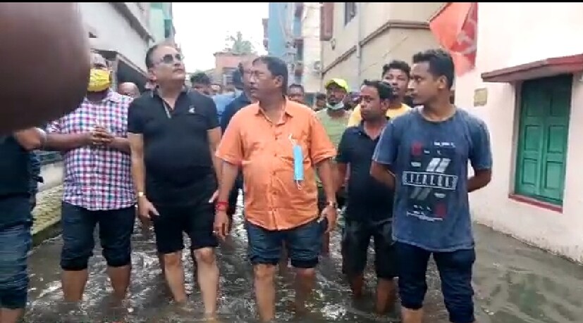 এদিন জলযন্ত্রণার মধ্যেই আচমকা বিধায়ককে সামনে পেয়ে এলাকার মানুষ তাঁদের এই সমস্যার কথা তুলে ধরেন। জানান কোন পরিস্থিতির মধ্যে দিন কাটাচ্ছেন তাঁরা। জানান অভাব অভিযোগ। দায়িত্ববান অভিভাবকের মতো মদন মিত্রও তাঁদের সঙ্গে কথা বলেন ধৈর্য সহকারে।