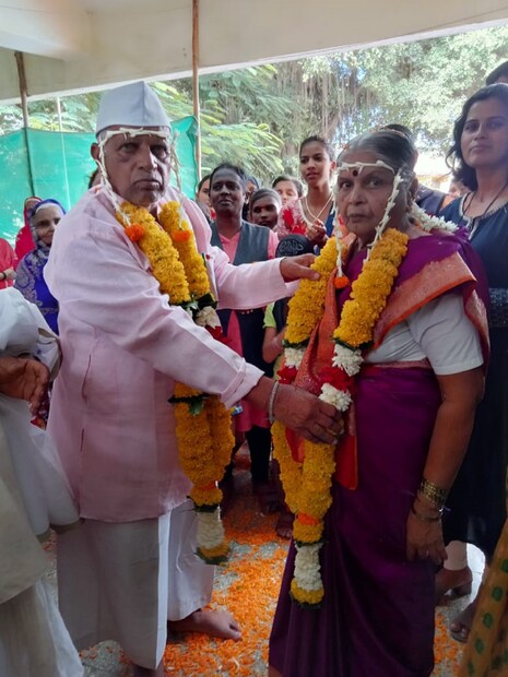 •দাদাসাহেব সালুঙ্খের সন্তানরা বিয়ের পর নিজেদের জীবনে ব্যস্ত হয়ে পড়েন৷ তাই দাদাসাহেব সালুঙ্খে একাই কাটাচ্ছিলেন নিজের জীবন কাটছিল৷ এই এককীত্ব দূর করতে বাবার দ্বিতীয় বিয়েতে সম্মতি জানান সন্তানরা। দাদাসাহেব সালুঙ্খের সন্ধান পান আরও এক একাকী মহিলা শালিনীদেবী৷ তখন থেকেই ধীরে ধীরে কথা এগোতে থাকে৷ তারপর দাদাসাহেব সালুঙ্খে শালিনীদেবীরে তাঁর জীবনসঙ্গী করার সিদ্ধান্ত নেন।