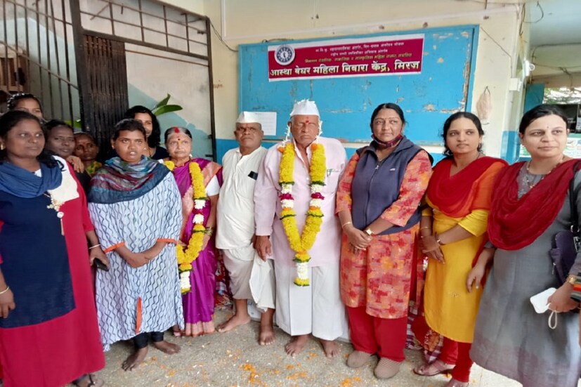 •মহারাষ্ট্রের সাংলি জেলার মিরাজে অবস্থিত এক আস্থাহীন, গৃহহীন মহিলাদের কেন্দ্রে বিয়ের অনুষ্ঠানটি হয়৷ যেখানে ৬৬ বছর বয়সি কনে শালিনীদেবী এবং ৭৯ বছর বয়সি অবসরপ্রাপ্ত শিক্ষক দাদাসাহেব সালুঙ্খে একে অপরের সঙ্গে বিবাহ বন্ধনে আবদ্ধ হন। এই কেন্দ্রের আবাসিক ছিলেন শালিনীদেবী৷ পাত্র-পাত্রী দু’জনেই এই বিয়েতে সম্মত হওয়ার পর, পরিবারও বিয়ে রীতিতে সম্মত হয়। চার হাত এক হয় তারপর৷ 