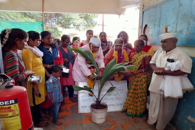 •একেবারে অন্য রকম বিয়ের সাক্ষী থাকল মহারাষ্ট্রের সাংলি জেলার মানুষ৷ প্রৌঢ়ের বিয়ে নিয়ে মেতে উঠলেন সকলে৷ যেখানে বরের বয়স ৭৯ আর কনের বয়স ৬৬! পরিবারে বাবার বিয়ে শুধু নয়, দাদুর বিয়ের সাক্ষী থাকল নাতি-নাতনিরাও! বিয়ের নিয়ম মালন হল সবই৷ প্রৌঢ়ত্বে বিয়ের বন্ধনে আবদ্ধ হয়ে খুশি পাত্র-পাত্রীও৷ শেষ জীবনটা সঙ্গীর সঙ্গে কাটানোর প্রবল ইচ্ছে থেকেই নতুন করে সাত পাকে বাঁধা পড়া৷ 