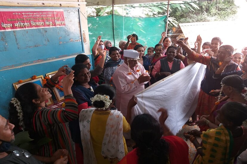 •মিরাজের গৃহহীন কেন্দ্রে বসবাসকারী ৬৬ বছর বয়সি শালিনীদেবীর স্বামী ও সন্তানের অকাল মৃত্যুর পর থেকেই তিনি এই কেন্দ্রে একা জীবন কাটাচ্ছিলেন। অন্যদিকে ৭৯ বছর বয়সি অবসরপ্রাপ্ত শিক্ষক দাদাসাহেব সালুঙ্খের স্ত্রীরও মৃত্যু হয়েছে। ফলে দু’জনের জীবনে সঙ্গীর অভাব ছিল৷ দু’জনেই একাকীত্বে ভুগতেন৷ 