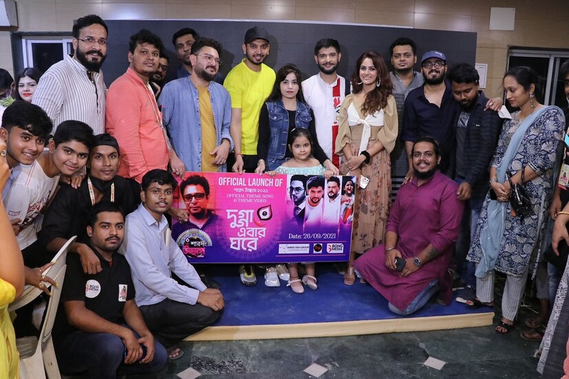 *দুর্গাপুজো মানেই যেমন নতুন জামা, প্যান্ডেল হপিং, প্রচুর আড্ডা ও মিলন৷ তেমনই পুজো মানেই তো শিল্পীদের নতুন গান৷ যেই গান প্যান্ডল মুখর করে তুলবে৷ সময়ের সঙ্গে সঙ্গে সে রীতি কিছুটা কমেছে, তবে এখনও পুরনো নিয়ম মেনে তৈরি হয় বাংলা গান, শুধুমাত্র দুর্গাপুজোকে কেন্দ্র করে৷ যার মধ্যে ধরা পড়ে পুজোর মেজাজ৷ 
