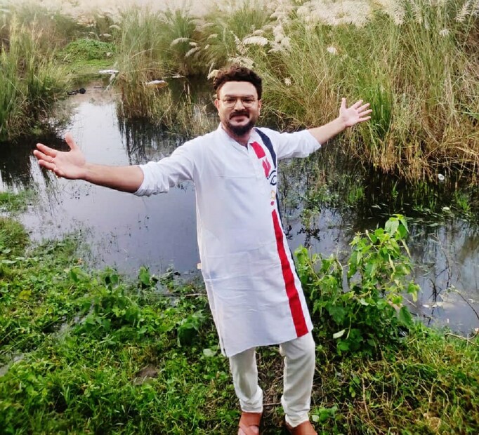 *বং মিডিয়া সলিউশনস ও ইকির মিকির প্রোডাকশনের যৌথ উদ্যোগে এই গান সবার জন্য খুশির বার্তা বহন করে আনছে, দাবি শিল্পীদের। করোনাকালে পুজোর আনন্দ কিছুটা হলেও কম, তবে এই গান সকলের মনে পুজোর রং লাগাবে৷ 
