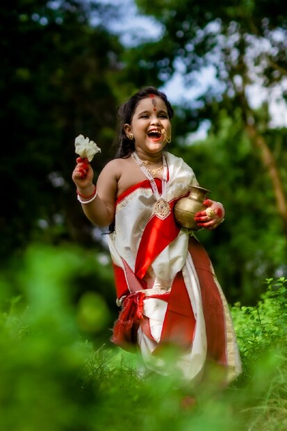 *বং মিডিয়ার কর্ণধার আবির সাহার কথায়, 'দুর্গাপুজো খুশির উৎসব, সব বিপদ কাটিয়ে মানুষ একটু আনন্দ করুক আমরা প্রার্থনা করি, এই গানের মাধ্যমে সেই বার্তা পৌঁছে দিতে চেয়েছি।' 