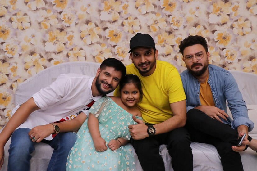 *এই গানের ভিডিওতে দেখা গিয়েছে ছোট পর্দার জনপ্রিয় অভিনেতা নীল ভট্টাচার্য, রাজীব বোস ও বিভান ঘোষকে। দেখা যাবে শিশুশিল্পী পরীয়া নন্দীকেও৷ নীল জানিয়েছেন যে তিনি নিশ্চিত প্রতি পুজোর প্যান্ডেলে বাজবে এই গান। রাজীব ও বিভানের আশা তুমুল জনপ্রিয় হবে এই গান। গানটি ইউটিউব ছাড়াও শোনা যাচ্ছে সমস্ত অডিও প্ল্যাটফর্মে।