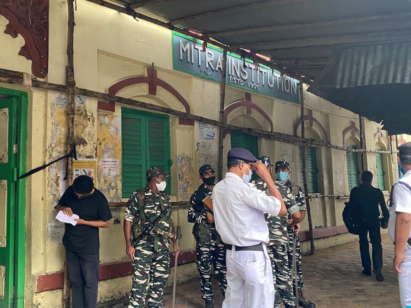 এদিন সকাল থেকেই দেখা যায় ময়দানে নেমে পড়েছেন প্রিয়াঙ্কা টিবরেওয়াল। সকালেই তিনি হাজির ছিলেন মিত্র ইন্সটিটিউশনে। অভিযোগ তোলেন বেশ কিছু ভোটগ্রহণ কেন্দ্রে বিজেপির এজেন্টদের বসতে দেওয়া হচ্ছে না।