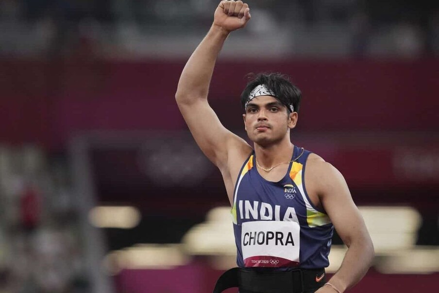  এতটা ব্যক্তিগত প্রশ্ন হতে পারে, তা তিনি ঘুণাক্ষরেও আন্দাজ করতে পারেননি। টোকিও থেকে ফেরার পর সোনাজয়ী নীরজ চোপড়ার জীবনটাই বদলে গিয়েছে। এখন রোজই কোনও না কোনও সংবর্ধনা অনুষ্ঠানে যেতে হচ্ছে তাঁকে। সেখানে ভবিষ্যতে প্রজন্মের জন্য অনুপ্রেরণামূলক কথাবার্তা বলতে হচ্ছে। তবে এদিন তাঁকে এক অনুষ্ঠানে অত্যন্ত ব্যক্তিগত প্রশ্নের মুখোমুখি হতে হল। যা শুনে নীরজ প্রথমে হকচকিয়ে গিয়েছিলেন। তবে তিনি এমন প্রশ্নের জবাও দেন।