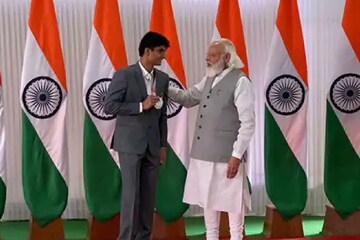 'স্কুলে ভর্তি নিত না, আজ আপনার সামনে বসছি', মোদিকে বললেন রুপো জয়ী জেলাশাসক 'স্কুলে ভর্তি নিত না, আজ আপনার সামনে বসছি', মোদিকে বললেন রুপো জয়ী জেলাশাসক