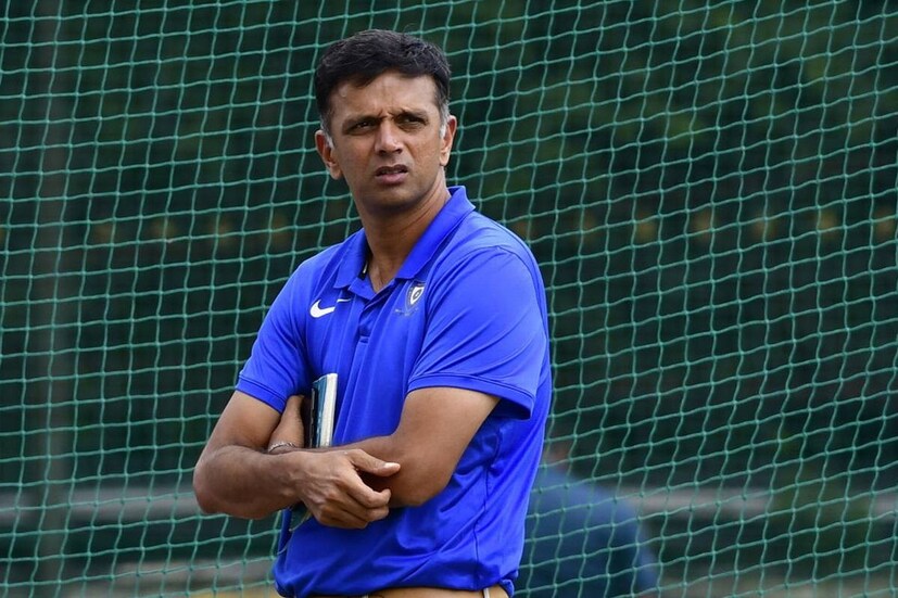 এখন প্রশ্ন হচ্ছে, শাস্ত্রীর বদলে ভারতীয় দলের পরবর্তী কোচ কে! রাহুল দ্রাবিড়ের নাম ভেসেছে বেশ কিছুদিন। তবে তিনি ন্যাশনাল ক্রিকেট অ্যাকাডেমির প্রধান হিসাবে ফের আবেদন করায় সে আশায় জল পড়েছে। ভারতীয় ক্রিকেট সমর্থকদের অনেকেই দ্রাবিড়কে ভারতীয় দলের পরবর্তী কোচ হিসাবে আশা করেছিলেন। তবে তিনি যে ভারতীয় দলের কোচ হচ্ছেন না তা প্রায় নিশ্চিত।