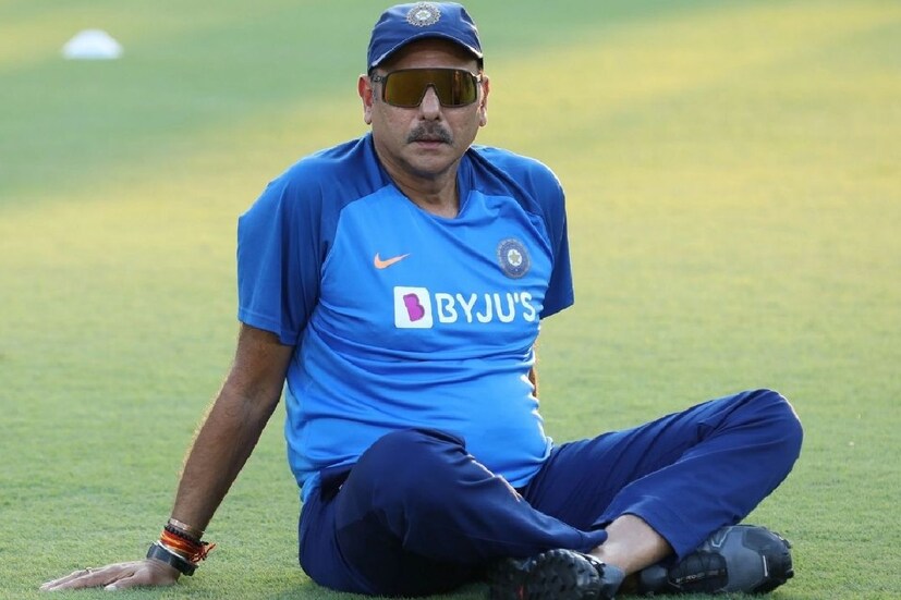 রবি শাস্ত্রীর সঙ্গে ভারতীয় ক্রিকেট বোর্ডের চুক্তি শেষ হচ্ছে ঠিক টি-২০ বিশ্বকাপের পরই। অর্থাত্, টিম ইন্ডিয়ার কোচ হিসাবে শাস্ত্রীর মেয়াদ আর বেশিদিনের নেই। আর ঠিক টি-২০ বিশ্বকাপের আগেই নতুন দায়িত্বে ভারতীয় দলে ধোনির এন্ট্রি। ব্যাপারটা কি স্রেফ কাকতালীয়! নাকি তাত্পর্যপূর্ণ। বিসিসিআই কি তবে পরিকল্পনামাফিক ধোনিকে আপাতত বিশ্বকাপের দলের মেন্টর করে আনল! যাতে দলের হাল-হকিকত বুঝে নিতে ধোনির সুবিধা হয়! এর পর কি ধোনি আরও বড় দায়িত্ব পাবেন!