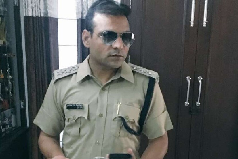 ২০০৭ টি-২০ বিশ্বকাপের শেষ ওভারের কথা এখনও হয়তো মনে আছে ক্রিকেটভক্তদের। যোগিন্দর শর্মার শেষ ওভারে ভারত জয় তুলে নিয়েছিল। সেই যোগিন্দর শর্মা তার পর থেকে ভারতীয় দলে তেমনভাবে আর সুযোগ পাননি। তিনি এখন হরিয়ানা পুলিশের ডিএসপি পদে রয়েছেন।