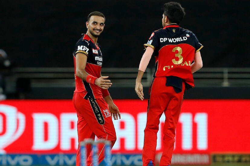 ৩০ বছরের হার্ষালসকে জিজ্ঞাসা করা হয়েছিল, কার উইকেট তাঁকে বাড়তি তৃপ্তি দিয়েছিল! হার্ষাল বলেন, পোলার্ডের উইকেট। কারণ ওকে ফাঁদে ফেলে আউট করেছিলাম। টিম মিটিংয়ে আলোচনা করেছিলাম, ওয়াইডে টানা বল করতে হবে। তার পর পায়ের ইয়র্কার দিলে কাজ হবে। আমি ওকে ইয়র্কার না দিয়ে স্লোয়ার দিয়েছিলাম।