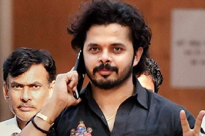 শ্রীসন্থের সাজার মেয়াদ শেষ হয়েছে। তিনি কেরলের হয়ে ঘরোয়া ক্রিকেটেও ফিরেছেন। এবার শোনা যাচ্ছে, শ্রীসন্থ আবার আইপিএলে খেলতে পারেন। এখনও পর্যন্ত যা জানা যাচ্ছে, শ্রীসন্থকে দলে নেওয়ার ব্যাপারে নাকি দুটি ফ্র্যাঞ্চাইজি আগ্রহ দেখিয়েছে। এবার অবশ্য নিলামে কেউ তাঁকে দলে নিতে আগ্রহ দেখায়নি। তবে সামনের বছর মেগা নিলামে পজিটিভ কিছু হতে পারে বলে আশা করছেন শ্রীসন্থ।