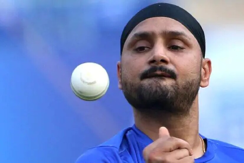 টেস্ট ক্রিকেটে ৭০০ উইকেটের মালিক। ভারতের সর্বকালের অন্যতম সেরা স্পিনারের তালিকা হলে তাঁর নাম থাকবে। সেই হরভজন সিংকে এখন আর ভারতীয় দলে দেখা যায় না। তবে তিনি এখন পাঞ্জাব পুলিশের ডিএসপি। ক্রিকেটের বাইরেও দেশ সেবায় নিযুক্ত।
