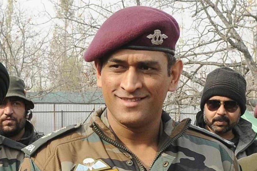 ২০১৫ সালে ভারতীয় সেনায় লেফটেন্যান্ট কর্নেল পদে দায়িত্ব দেওয়া হয় ধোনিকে। সাম্মানিক পদ হলেও ধোনি কিন্তু আর্মি ব্যারাকে গিয়ে থেকেছেন, ট্রেনিং করেছেন। এমনকী প্যারা জাম্প পর্যন্ত করেছেন বিশ্বকাপজয়ী ভারতীয় অধিনায়ক। 