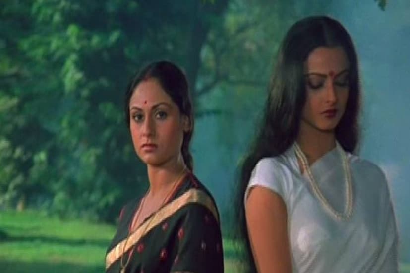 •রেখার কথায়, আমি দিদিভাইকে খুব শ্রদ্ধা করি৷ আমাদের খুব ভাল সম্পর্ক ছিল৷ এই সব বিতর্কের মাঝে তাতে কিছুটা ছেদ পড়েছে৷ তবে জয়া আমার দিদিভাই ছিলেন, এবং থাকবেনও৷ জয়া নিজেও সেটা বোঝেন৷ দাবি রেখার৷ 