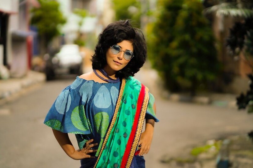 সপ্তমী- এই দিনের জন্য একেবারে রঙিন সাজ রেখেছেন অপরাজিতা। বর্ডার দেওয়া সবুজ প্রিন্টেড শাড়ির সঙ্গে পরেছেন অফ শোল্ডার নীল রঙের টপ। যাঁরা শাড়ি পরতে স্বাচ্ছন্দ্য বোধ করেন না, তাঁদের জন্য এই সাজ যথাযথ। শাড়ির ড্রেপ করার প্যাটার্নেও রয়েছে নতুনত্ব। অপরাজিতার হেয়ারস্টাইল ও নেকপিস সাজটিকে ট্রেন্ডি করে তুলেছে। 