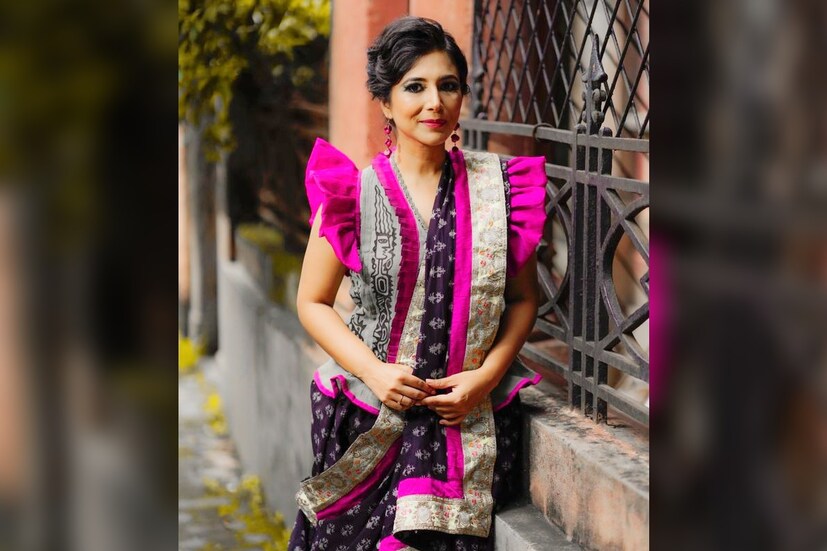 অষ্টমী- এই দিনে সাবেকি সাজই স্পেশাল। শাড়িতেই নজর কাড়ার দিন অষ্টমী (Durga Puja 2021) । জমকালো পাড় দেওয়া একটি কালো রঙের শাড়ি পরেছেন অপরাজিতা। ভিড়ের মাঝে নজর কাড়তে ব্লাউজ হিসেবে পরেছেন একটি রাফলড স্লিভ টপ। টপের পেপ্লাম কাটও সাজে নাটকীয়তা এনেছে। যেহেতু জমকালো শাড়ি, তাই গয়না বেশি পরেননি অভিনেত্রী। কানে শুধু হালকা দুল পরেছেন। 