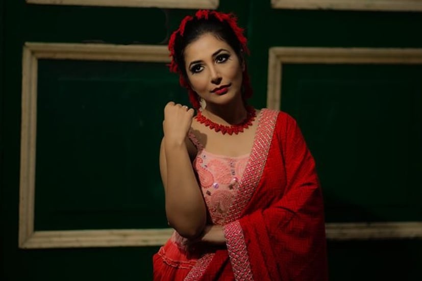 দশমী- মা কে বিদায় জানানোর দিনে সাদা লাল পাড়ের শাড়িতেই মহিলাদের দেখা যায়। অপরাজিতা বেছে নিয়েছেন আগুন লাল রঙের একটি শাড়ি যার সরু গোলাপি পাড়। তার সঙ্গে একটি হালকা গোলাপি রঙের স্ট্র্যাপ দেওয়া টপ পরেছেন অপরাজিতা। অ্যাকসেসরিজে এই সাজেও ব্যতিক্রমী তিনি। লাল কাপড়ের নেকপিস ও হেয়ার অ্যাকসেসরিজ ব্যবহার করেছেন তিনি। আপনিও এই সাজে হয়ে উঠতে পারেন মণ্ডপের (Durga Puja 2021) শো স্টপার। 