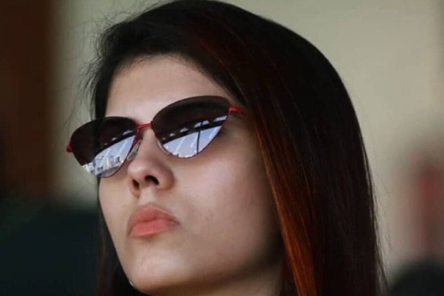  আইপিএলে সানরাইজার্স হায়দরাবাদ এখনও তেমন সুবিধা করতে পারেনি। তাদের খারাপ পারফরম্যান্স এখনও চলছে। বুধবার দিল্লি ক্যাপিটালসের বিরুদ্ধে হেরেছে হায়দরাবাদ। তবে এই ম্যাচেও আইপিএলের মিস্ট্রি গার্ল নিজের দলের জন্য গলা ফাটাতে ছাড়েননি। তিনি সব সময়ই দলের পাশে থেকেছেন। এদিনও সানরাইজার্সের ব্যাটারদের প্রতিটা শটে তিনি চিয়ার লিডারের মতোই উচ্ছ্বাস প্রকাশ করেছেন। তবে এই সুন্দরীর পরিচয় এখন আর ক্রিকেটভক্তদের কাছে অজানা নয়।