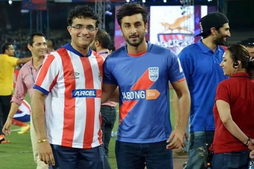বাঙালির ইচ্ছেপূরণ! বায়োপিক-এর জন্য সই করে ফেললেন সৌরভ গঙ্গোপাধ্যায়। ‘লাভ ফিল্মস’র সঙ্গে একটি চুক্তিতে সই করেছেন মহারাজ। আর কোনও রাখঢাক না রেখে নিজেই সোশ্য়াল মিডিয়ায় জানালেন সে কথা।