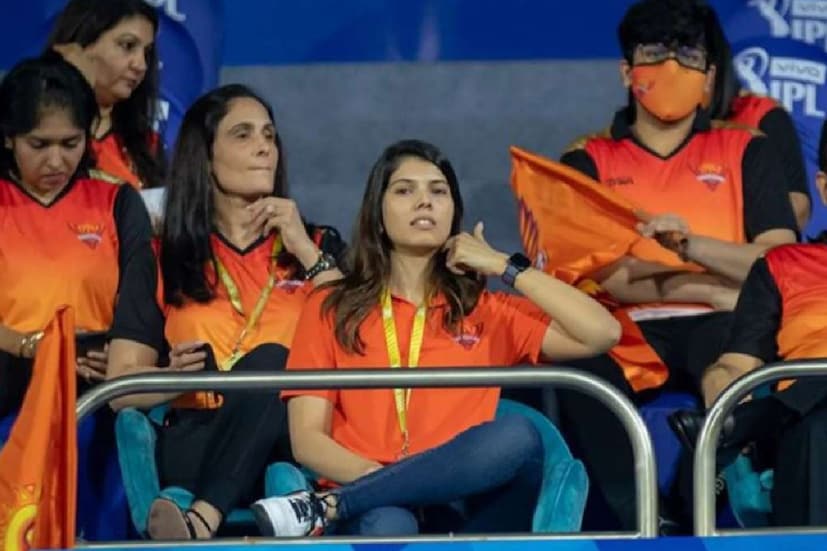 কাব্যা মারান। সানরাইজার্স হায়দরাবাদের সিইও এই সুন্দরী। সানরাইজার্সের ম্যাচে যাঁকে প্রায়ই দেখা যায়। দল খারাপ পারফর্ম করলে তিনি মুষড়ে পড়েন। আবার দলের জয়ে তিনি বাচ্চাদের মতো উচ্ছ্বাস প্রকাশ করেন। মাঝে মধ্যেই তাঁর রূপের ঝলক দেখা যায় জায়ান্ট স্ক্রিনে।