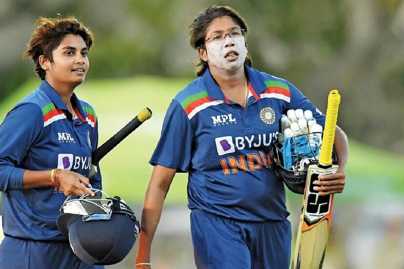 ঝুলন ছাড়া ভারতের আর কোনও বোলার ক্রমতালিকায় প্রথম দশের মধ্যে নেই। এদিকে অলরাউন্ডারদের মধ্যে ঝুল রয়েছেন দশ নম্বরে। ভারতের দীপ্তি শর্মা এই তালিকায় রয়েছেন পাঁচে।