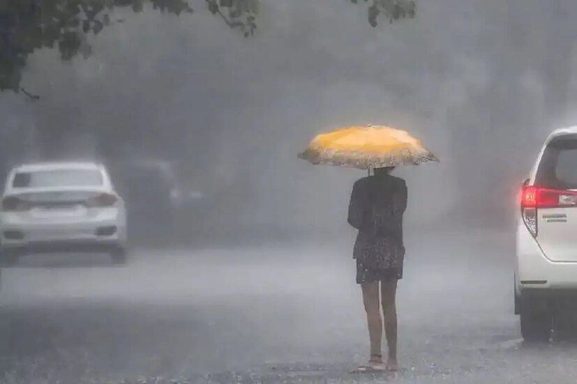 আগামিকাল দক্ষিণবঙ্গের সব জেলাতে বৃষ্টি (West Bengal Weather Alert)  চললেও পশ্চিমের জেলাগুলোতে বৃষ্টিপাতের পরিমাণ বাড়বে বলেই জানিয়েছে হাওয়া অফিস। উপকূলবর্তী জেলাগুলোতে ঝোড়ো হাওয়ার দাপট থাকবে । আজ দুই মেদিনীপুর ও দক্ষিণ ২৪ পরগনায় প্রতি ঘণ্টায় ৪০ থেকে ৫০ কিলোমিটার বেগে ঝোড়ো হাওয়া বইবে।