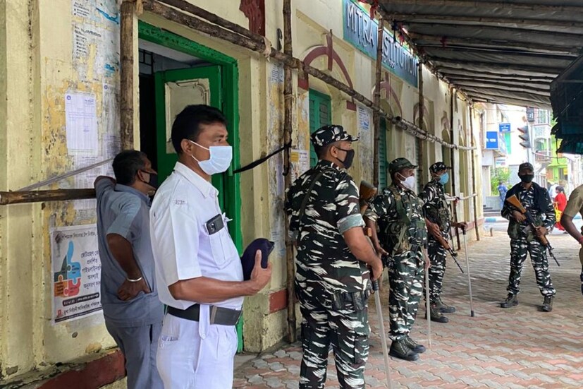 সকাল থেকেই কেন্দ্রীয় বাহিনীর নজরদারিতে শুরু হয়ে গেল ভোটগ্রহণ পর্ব। লক্ষ্মীবারে এ রাজ্যের বহুলচর্চিত উপনির্বাচনের সাক্ষী থাকতে চলেছে বাংলা। আজ ভবানীপুর বিধানসভা কেন্দ্রে উপনির্বাচন (Bhawanipore By-Election)।