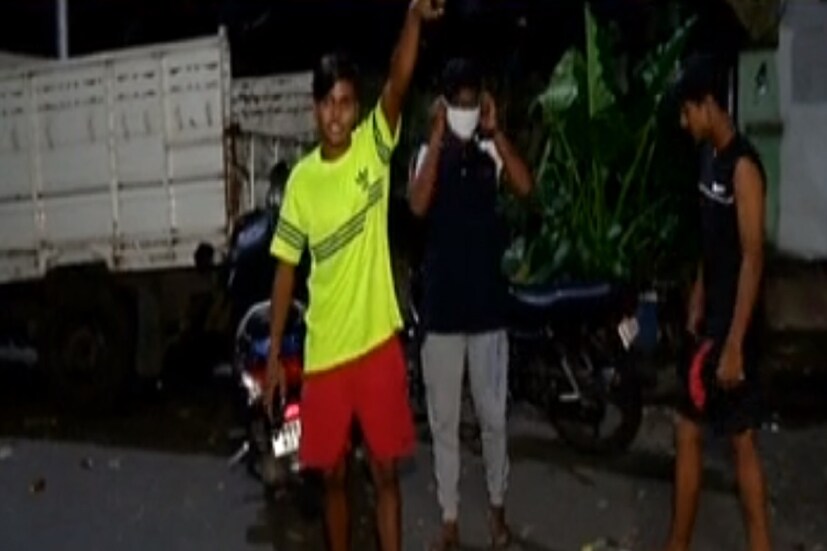 সত্যদীপ মল্লিক নামে এক যুবক অভিযোগ করেন, রাতে বাড়ির সামনেই এক বন্ধুর সঙ্গে কথা বলছিলেন তিনি। সেই সময়ই কালো গাড়িতে করে কয়েকজন এসে তাঁদের মারধর করে বলে অভিযোগ। তাঁদের জিগ্গেস করা হয়, তাঁরা তৃণমূল করে কিনা! উত্তর দেওয়ার আগেই তাঁদের মারধর করা হয় বলে অভিযোগ।