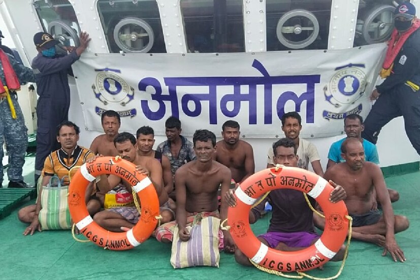 এদিন সকাল ৬টা নাগাদ ওই ট্রলারটি যান্ত্রিক ত্রুটিতে বিকল হয়ে মাঝ সমুদ্রে আটকে পড়লে খবর পান মৎস্য দপ্তরের অফিসাররা। তৎক্ষনাৎ হলদিয়া কোস্ট গার্ডের সঙ্গে যোগাযোগ করে দপ্তর। জিপিএস লোকেশন, ট্রলারের নাম সহ যাবতীয়  তথ্য সরবরাহ করা হয় কোস্ট গার্ডকে।