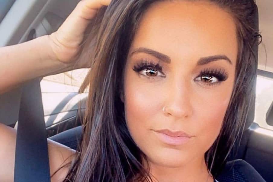 america school teacher Courtney Tillia earns 73 lakh rupees by