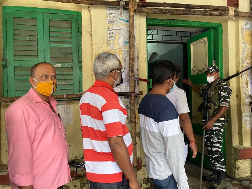 রাজ্যে মোট পাঁচটি কেন্দ্রে উপনির্বাচনের কথা থাকলেও কেন আগে শুধু ভবানীপুরেই ভোট ঘোষণা হল, তার জন্য এর আগে সমালোচনার মুখে পড়তে হয় নির্বাচন কমিশনকে। গণনা এবং ফল প্রকাশ হবে ৩ অক্টোবর, রবিবার।