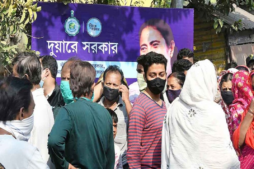 এদিন মুখ্যমন্ত্রী তিনি লিখেছেন, '১৬ অগস্ট থেকে তিন কোটিরও বেশি মানুষ দুয়ারে সরকার ক্যাম্পে এসেছেন। এই তথ্য আপনাদের জানাতে পেরে আমি খুবই খুশি। এই উদ্যোগকে সফল করার জন্য পশ্চিমবঙ্গ সরকারের অফিসারদেরও আমি অভিনন্দন জানাচ্ছি। বাংলার মানুষকে ধন্যবাদ জানাই সরকারি ক্যাম্পে এসে সমস্ত সুযোগ সুবিধা নেওয়ার জন্য।’