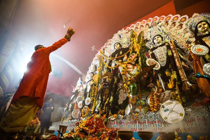 ইতিমধ্যেই পার্শ্ববর্তী দুই রাজ্য উত্তরপ্রদেশ(Uttar Pradesh) এবং হরিয়ানায়(Haryana) দুর্গাপুজোয়(Durga Puja) অনুমোদন দিয়েছে রাজ্য সরকার। কিন্তু রাজধানী দিল্লির(National Capital Delhi) ছবিটা অন্যরকম। অরবিন্দ কেজরিওয়ালের(Arvind Kejriwal) সরকার এখনও পর্যন্ত স্পষ্ট করে কোনও নির্দেশিকা জারি করেনি। বরং বিভ্রান্তি বাড়িয়েছে দিল্লি ডিজাস্টার ম্যানেজমেন্ট অথরিটির একের পর এক বিজ্ঞপ্তি এবং দিল্লি ডেভেলপমেন্ট অথরিটির পুজোর জন্য পার্ক ব্যবহারের অনুমতি দেওয়ার ঘটনা।