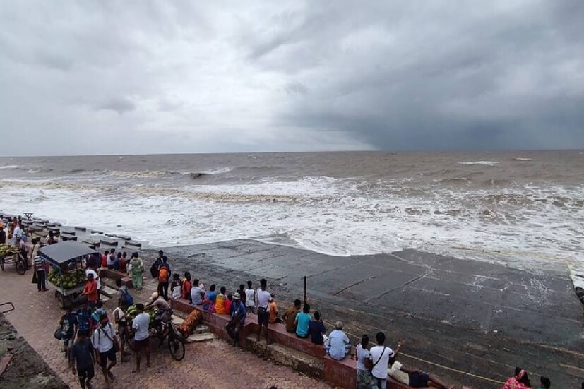 আবহাওয়ার পূর্বাভাস বলছে, এই কারণেই বাংলা উপকূলে ঝড়-বৃষ্টির প্রবণতা বাড়বে সপ্তাহান্তে। শনিবার থেকে সোমবার পর্যন্ত ঝড়-বৃষ্টি সহযোগে দুর্যোগপূর্ণ আবহাওয়া বিদ্যমান থাকবে বাংলায়। শনিবার সকালেই দীঘা-সহ পূর্ব মেদিনীপুর উপকূলের অংশে ঝোড়ো হাওয়া বইবে। বিকেল থেকেই হাওয়ার পরিমাণ অনেকটা বেড়ে যাবে।