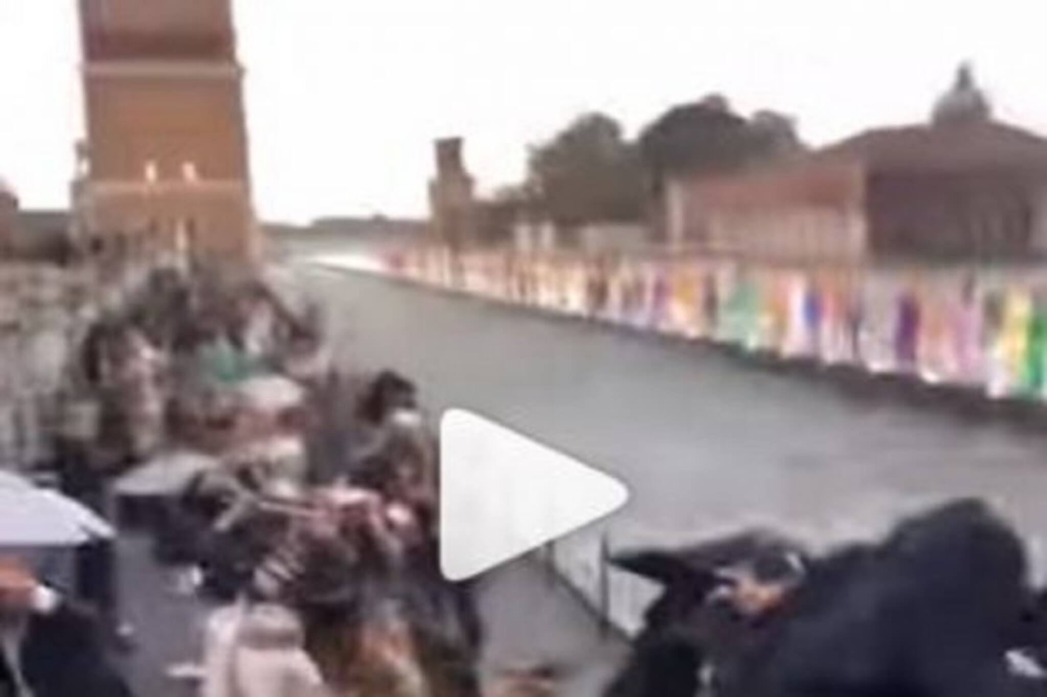 মুহুর্মুহু পড়ছে শিল! তার মধ্যেই সাহসী পোশাকে হেঁটে চলেছেন বিদেশি মডেলরা, ভাইরাল