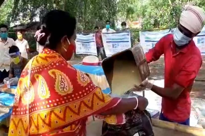 সেখানেই উপভোক্তাদের প্রাপ্য চাল, গম, চিনি একবারেই দিতে হবে। একই পরিবারের যেকোনও সদস্যই ই-পস যন্ত্রে বায়োমেট্রিক বা আধারকার্ডের প্রমাণ দিয়ে দুয়ারে রেশনে থাকা পুরো পরিবারের প্রাপ্য খাদ্য় শস্য বাড়িতে পেতে পারেন। যদি কোনও কারনে সেই রেশন গ্রহণ করতে না পারেন, পরে সরাসরি রেশন দোকানে গিয়ে নিয়ে আসার সুযোগ থাকবে।