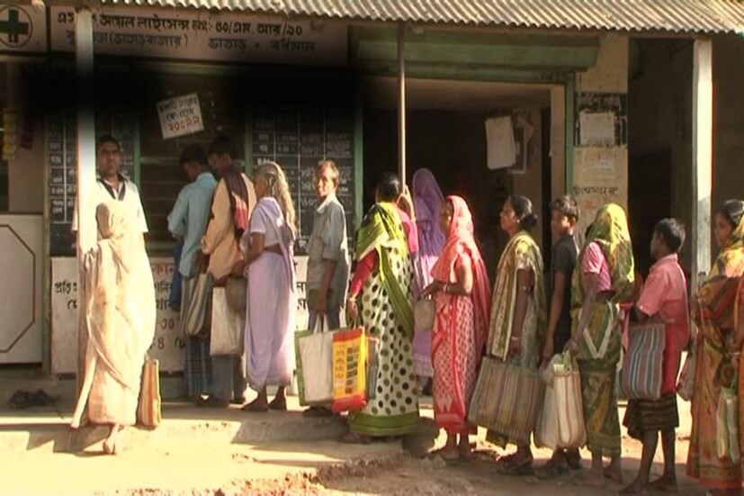 কলকাতায়, ৪৫০ এরও বেশি রেশন ডিলার এই প্রকল্পে অংশ নেবেন। দুয়ারে রেশন পাইলট প্রকল্পটি নভেম্বর মাসের শেষ পর্যন্ত চলবে বলে জানিয়েছে খাদ্য দফতর। যাতে সব অসঙ্গতি কার্যকরভাবে দূর করা যায়, সেই লক্ষ্যে এগোচ্ছে খাদ্য দফতর।