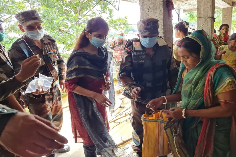 পুজোর দিনগুলো বাদ দিয়ে হাতে কাজের দিন হিসাবে পাওয়া যাচ্ছে মাত্র ৯দিন। সেই ৯দিনের মধ্যেই রাজ্যের ৫০ শতাংশ বাড়়িতে রেশন সামগ্রী পৌঁছে দিতে চাইছে খাদ্য দফতর। দুয়ারে রেশন প্রকল্পেকে এভাবেই পুজোর মুখে কয়েকধাপ এগিয়ে দেওয়ার চেষ্টা করছে খাদ্য দফতর।
