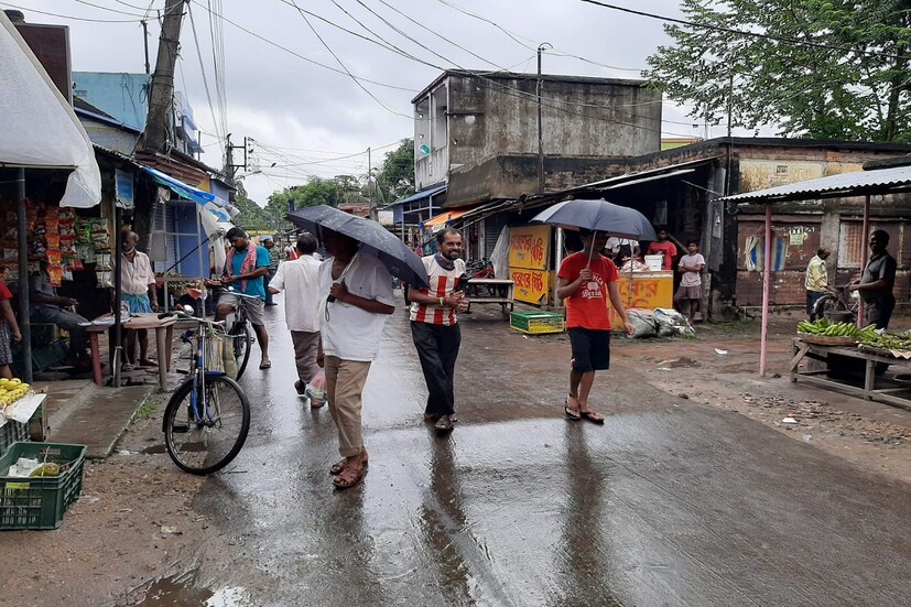 নিম্নচাপের জেরে ভোর থেকে একটানা বৃষ্টি শুরু হয়েছে পশ্চিম মেদিনীপুর জেলা জুড়ে বিস্তীর্ণ এলাকা জুড়ে।