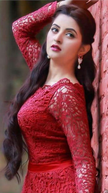 &quot;ভালোবাসার প্রতিদান আমি চলচ্চিত্রের মাধ্যমে দিতে চাই। নিয়মিত কাজ করে যেতে চাই। ভক্ত-শুভাকাঙ্ক্ষীরাই আমার শক্তি, সাহস ও প্রেরণার উৎস, তাদের কারণেই আমাকে এগিয়ে যেতে হবে। কাজ দিয়ে সব বিতর্ককে দূরে সরিয়ে রাখব।’ এমনটাই ভাবছেন বাংলাদেশের এই মুহূর্তের সবথেকে চর্চিত এই নায়িকা।