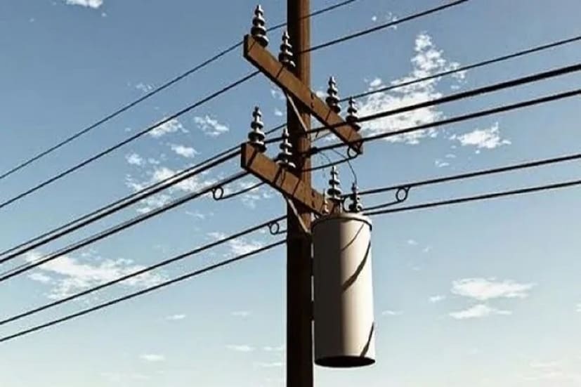 এদিকে, বৃষ্টির কারণে বিদ্যুৎস্পৃষ্ট হওয়ার একের পর এক মর্মান্তিক ঘটনা ঘটে চলেছে রাজ্যজুড়ে। বুধবারই দক্ষিণ দমদমের এক নম্বর ওয়ার্ডের বাসিন্দা শ্রেয়া বণিক এবং অনুষ্কার নন্দী নামে দুই নাবালিকা রাস্তায় বেরিয়ে খেলাচ্ছলেই  ল্যাম্পপোস্ট ছুঁয়ে দেয়। এরপরই বিদ্যুৎস্পৃষ্ট দুই পড়ুয়ার মৃত্যু হয়। এই মর্মান্তিক ঘটনায় শোকের ছায়া নেমে আসে গোটা এলাকায়। (প্রতীকী ছবি)