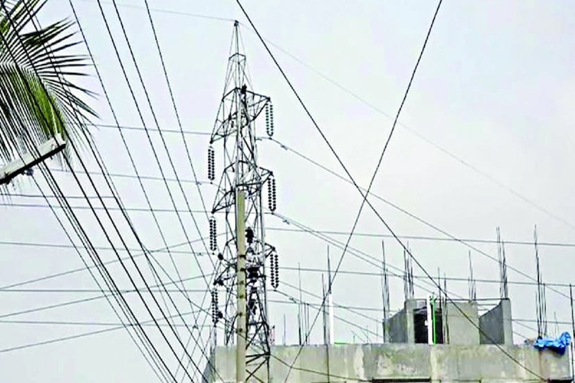  আবার মঙ্গলবারই খড়দহের পাতুলিয়া অঞ্চলে বাড়িতে জমা জলের কারণে বিদ্যুপৃষ্ট হয়ে মৃত্যু হয় বাবা-মা ও এক সন্তানের। কোনও ক্রমে বেঁচে যায় আরেক পুত্র সন্তান। আবার এদিনই জমা জলে বিদ্যুৎপৃষ্ট হয়ে আরও এক ব্যক্তির মৃত্যু হয়েছে উত্তর ২৪ পরগনার আগরপাড়ায়। মৃত প্রৌঢ়ের  নাম দীপক চৌধুরী। (প্রতীকী ছবি)