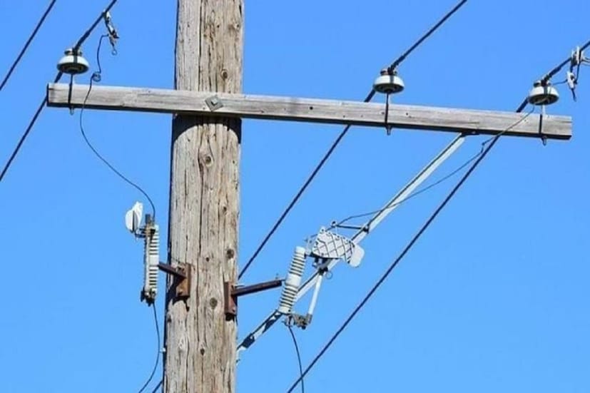 চলন্ত গাড়ির মধ্যে বিদ্যুৎপৃষ্ট (Lightning) হলেন চালক। ঘটনাটি ঘটেছে দক্ষিণ ২৪ পরগনার বিষ্ণুপুর থানার অন্তর্গত বিবিরহাট আশ্রম মোড়ে।  স্থানীয় সূত্রে জানা গিয়েছে, বিবির হাট থেকে মহিষগোটের দিকে যাওয়ার পথে আশ্রম মোড়ের কাছে ১১০০০ ভোল্ট বৈদ্যুতিক তারে কন্টেনারটি ঠেকে যাওয়ায় চালক বিদ্যুৎপৃষ্ট হন। (প্রতীকী ছবি)