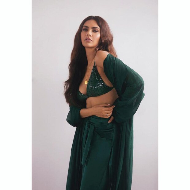 সবুজ অন্তর্বাসে ঝড় তুলেছেন এষা গুপ্ত ৷ সৌজন্যে ইনস্টাগ্রাম ৷