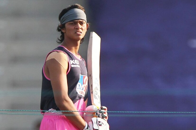 ২.৪০ কোটি টাকায় আইপিএল নিলামে যশস্বীকে দলে নিয়েছিল রাজস্থান রয়্যালস। কখনও দুধের ডেয়ারিতে কাজ করেছেন, কখনও ফুচকা বিক্রি করেছেন যশস্বী। তবে নিজের লক্ষ্যে অবিচল থেকেছেন সব সময়। আর তাই আজ বিদেশের মাটিতে আইপিএলে নিজেকে প্রমাণ করার সুযোগ পেয়েছেন তিনি।